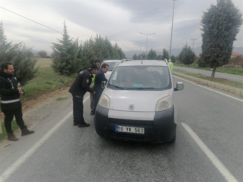 KAYMAKAMIMIZ SAYIN ADEM TOPACA RAMAZAN BAYRAMI DOLAYISIYLA UGULAMA VE YOL KONTROL NOKTALARINDA GÖREV YAPAN KOLLUK KUVVETLERİNİN BAYRAMINI KUTLADI